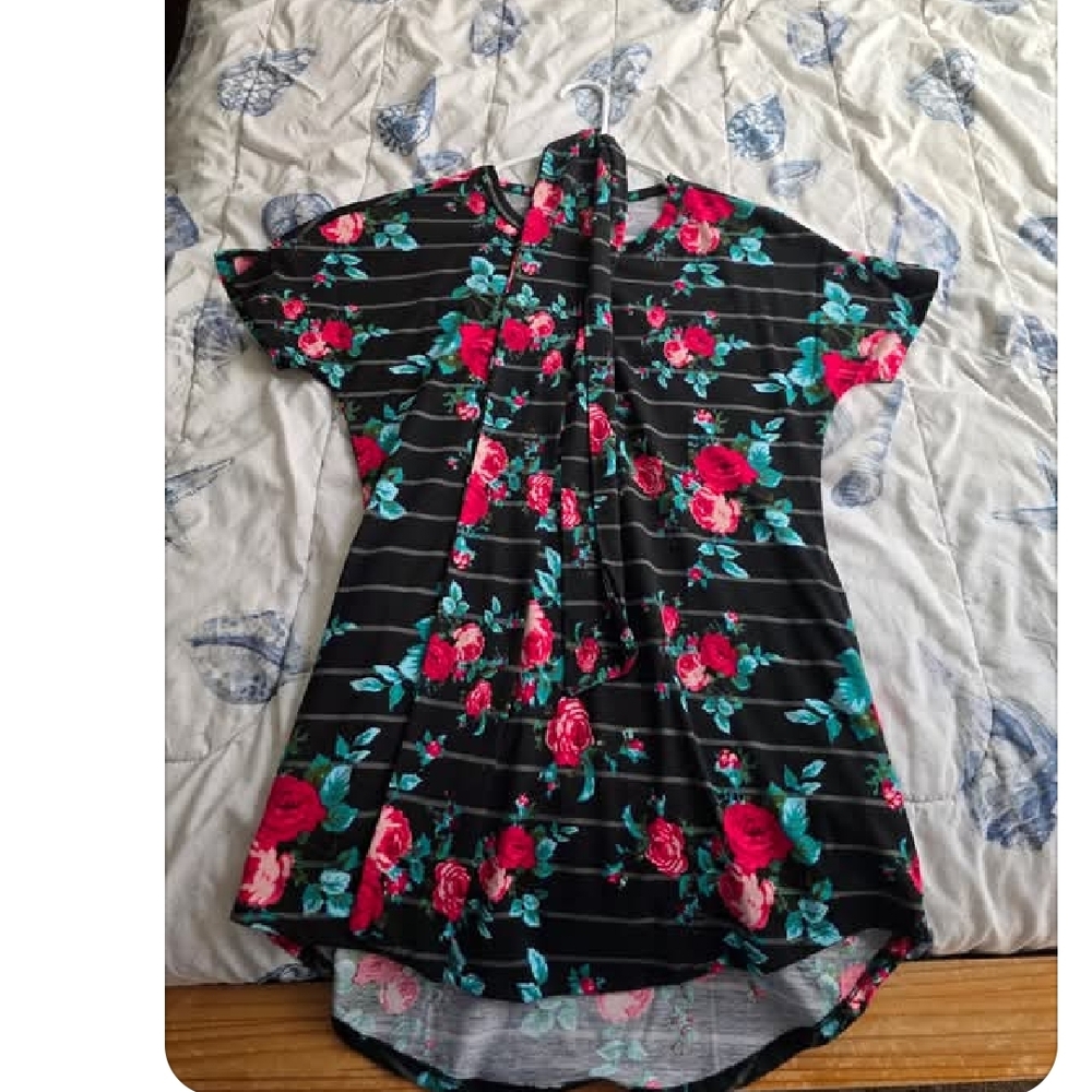 LuLaRoe Black and Red Floral Short Sleeve Top